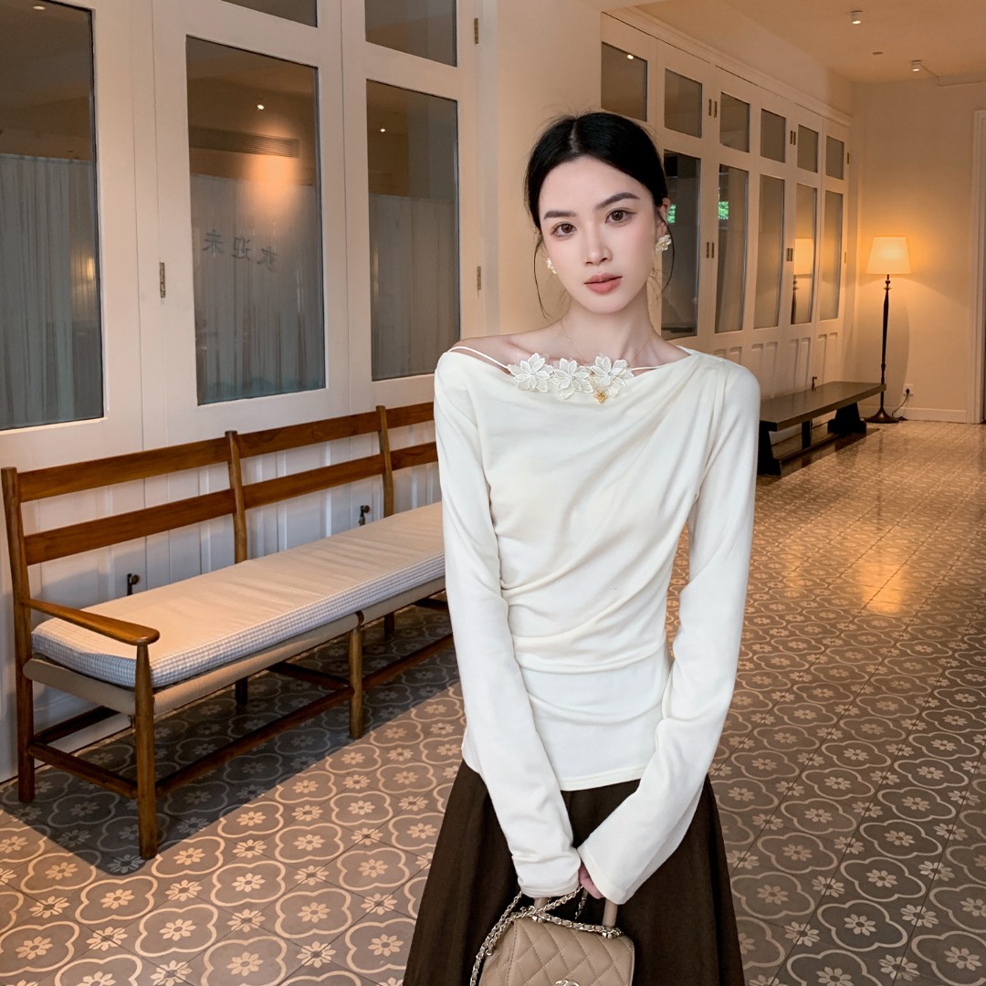 缤菓binguo 立体花朵 米白色一字领长袖T恤女秋温柔气质显瘦上衣