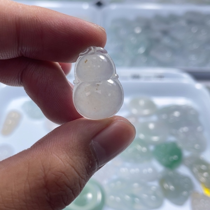 翡翠未镶嵌颈饰葫芦