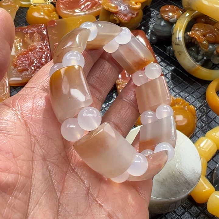 石英质玉（黄龙玉）颈饰未镶嵌