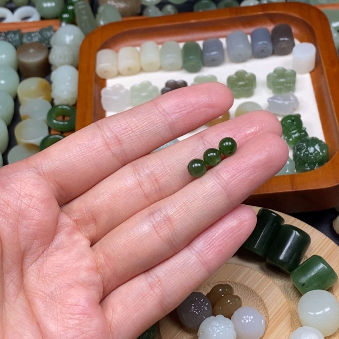 左***一和田玉未镶嵌颈饰