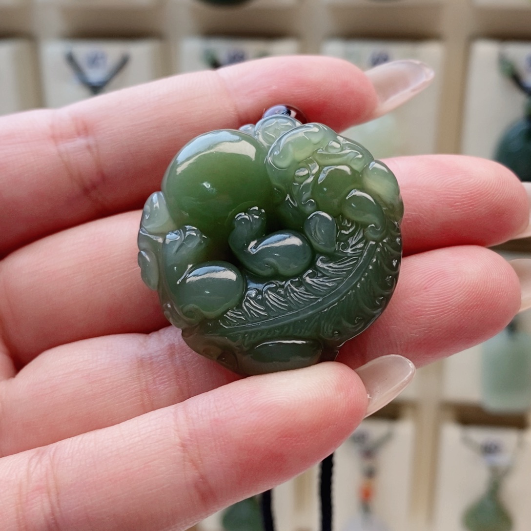 郑***待和田玉未镶嵌颈饰