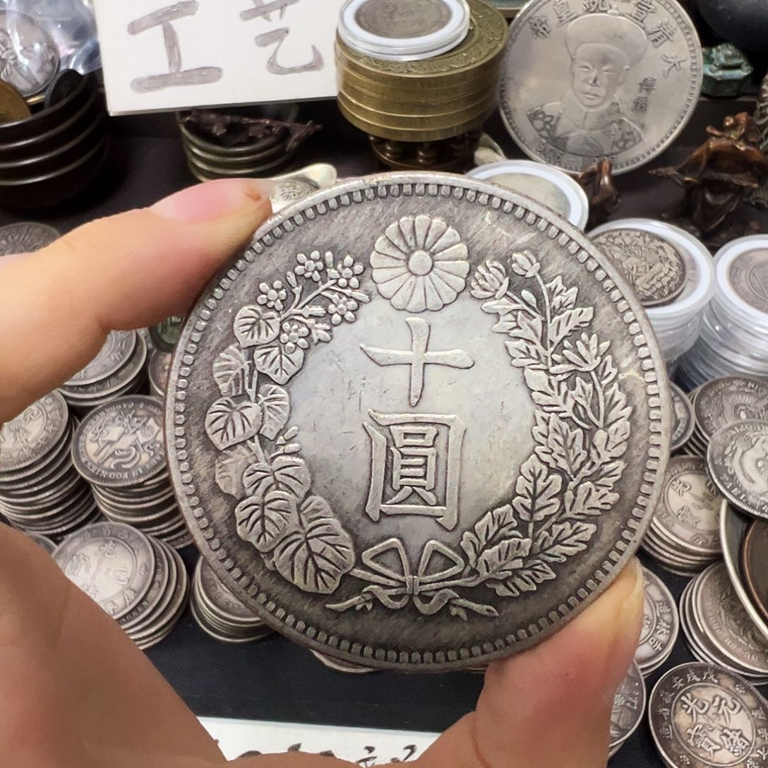 金属银元复古风格摆件