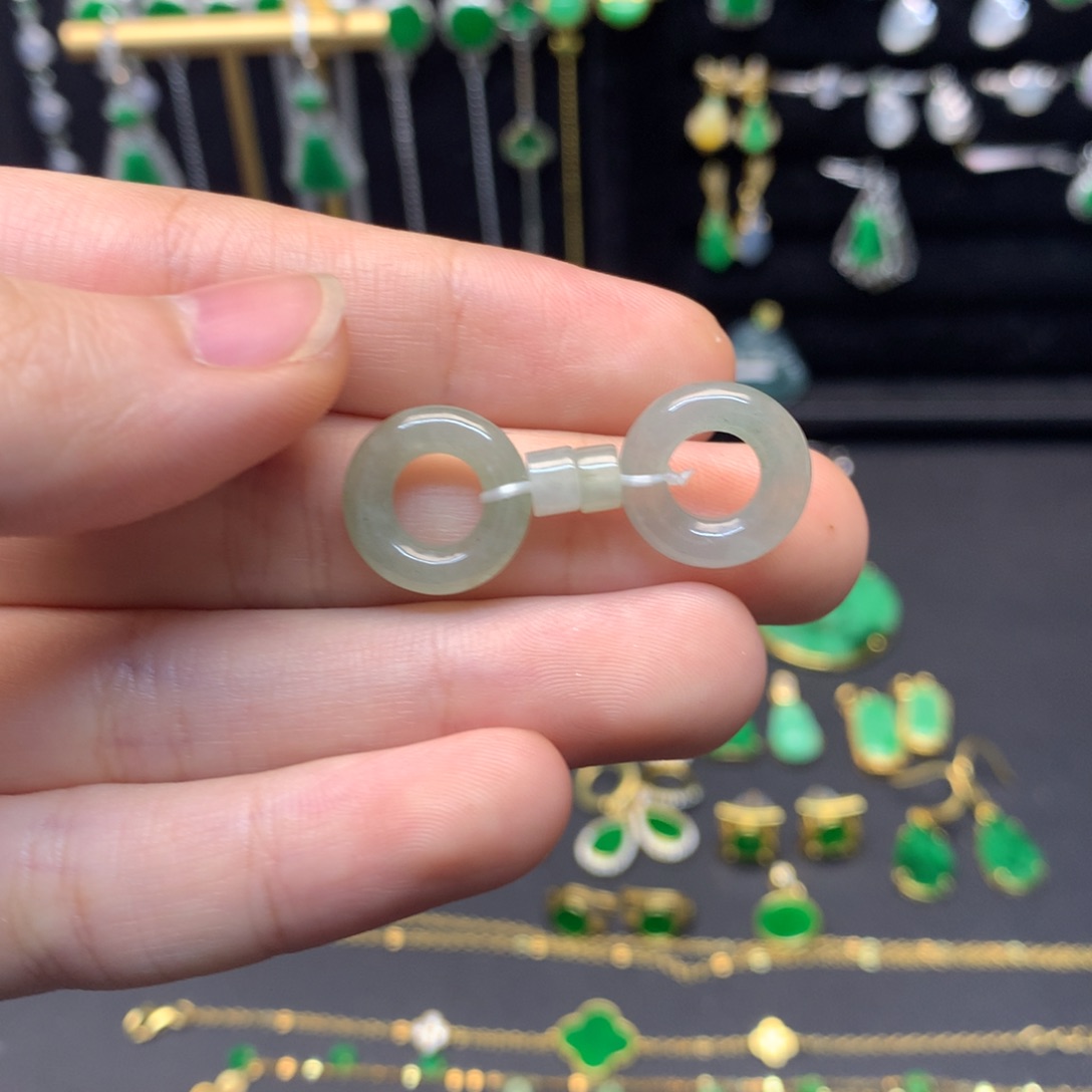 翡翠未镶嵌颈饰有纹裂