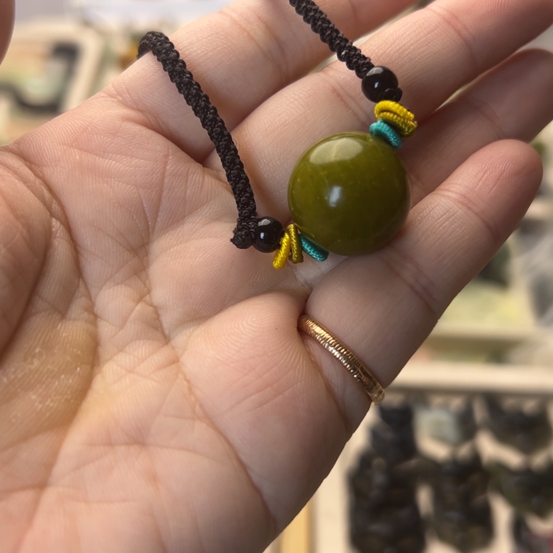 蛇纹石玉颈饰合金