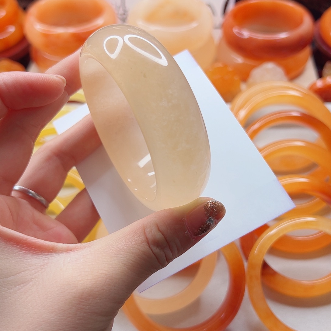 石英质玉（黄龙玉）未镶嵌手镯?****?包容