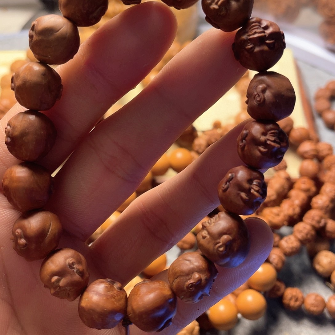 龙纹桃核雕刻笑佛（非全品）