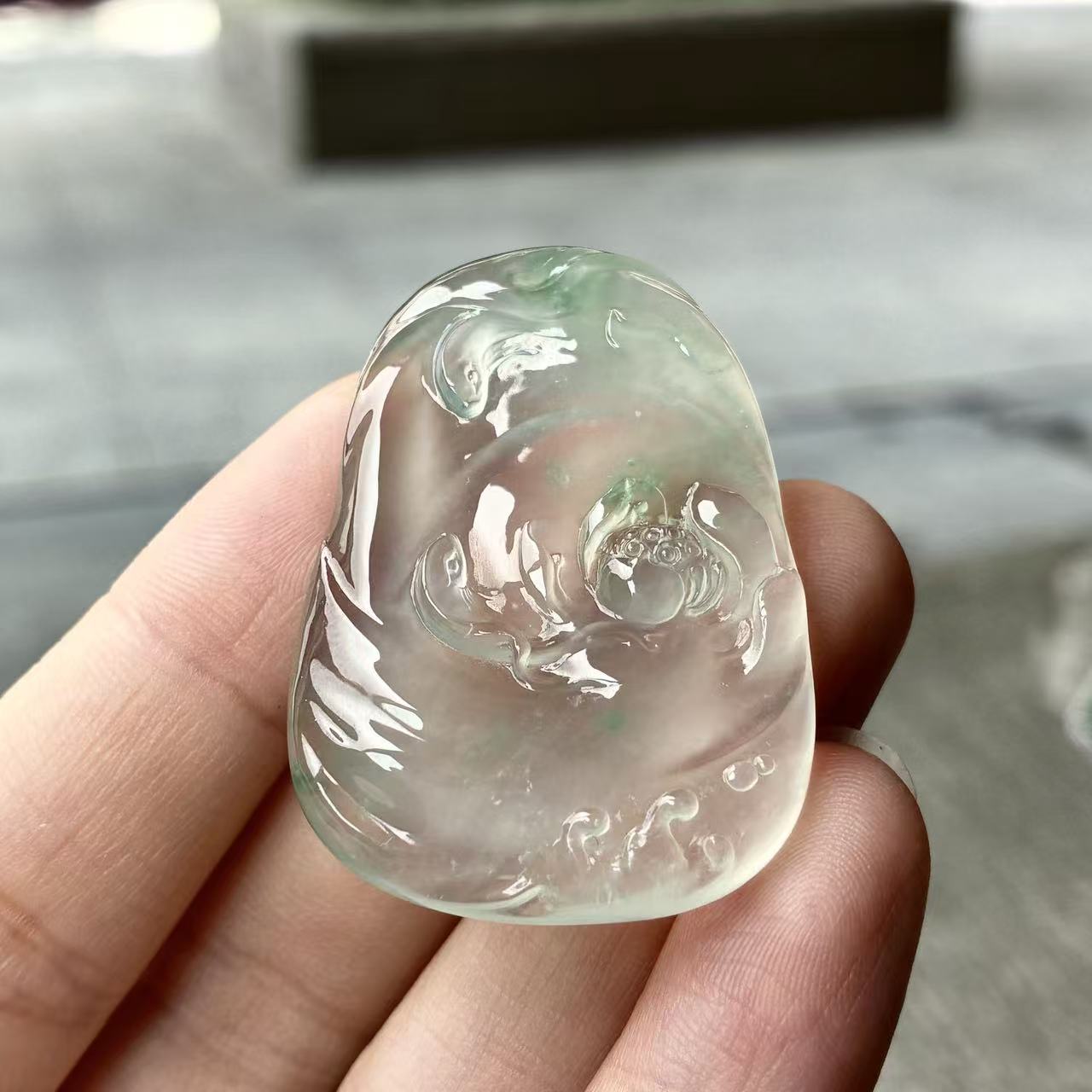 天然a货缅甸翡翠自然光尺寸39.6/28.3/5.3，玻璃种飘绿荷花牌吊坠