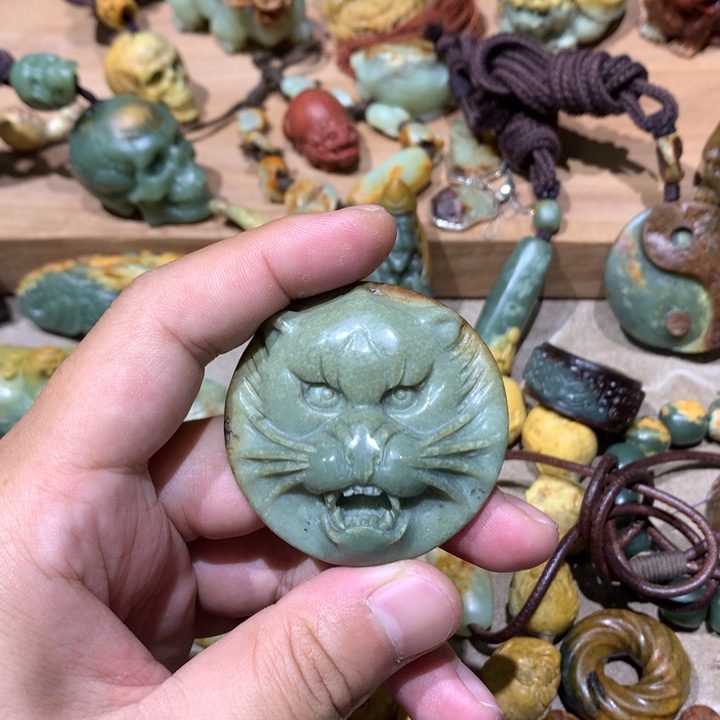 未镶嵌岫岩河磨玉（透闪石质玉）挂件