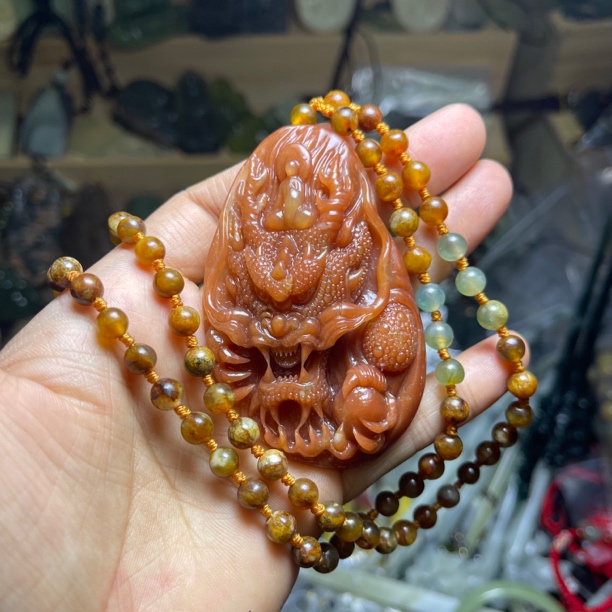 天然红色玉石稀少的龙牌子