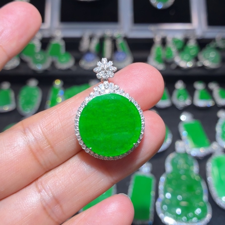 翡翠18K金镶嵌颈饰