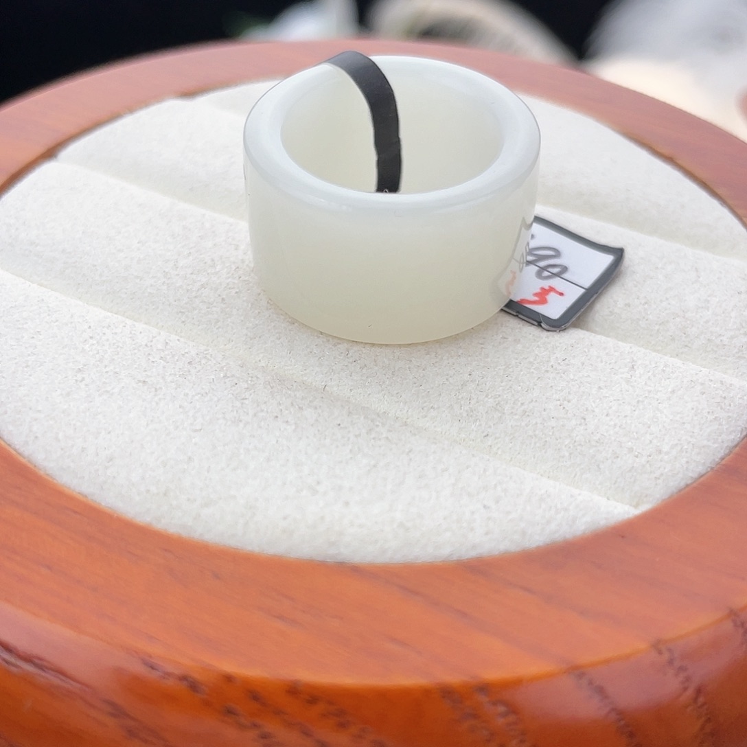 和田玉未镶嵌戒指l。俄料白玉圆切。17.3。不退换