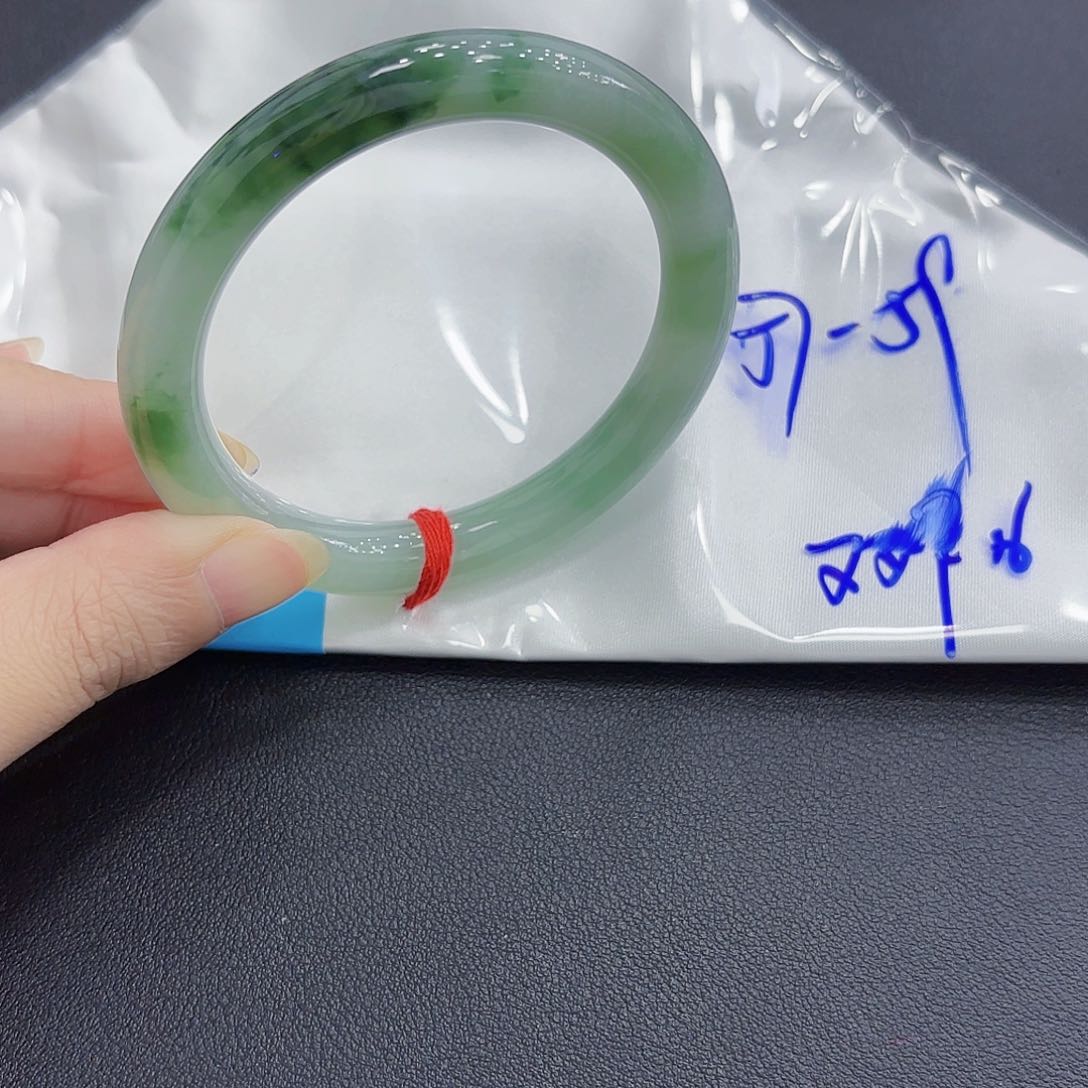 翡翠手镯未镶嵌手镯