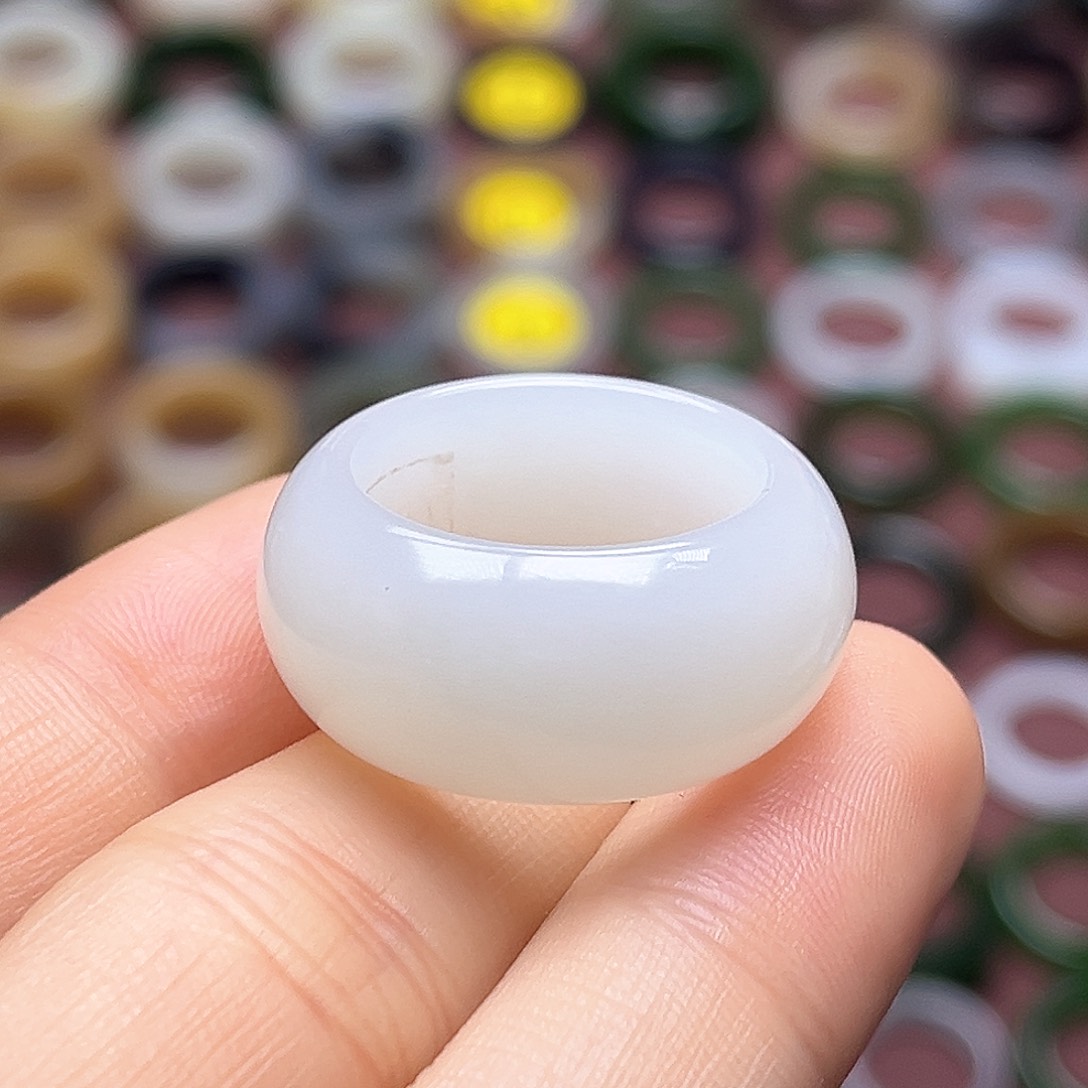 天***晴和田玉未镶嵌戒指