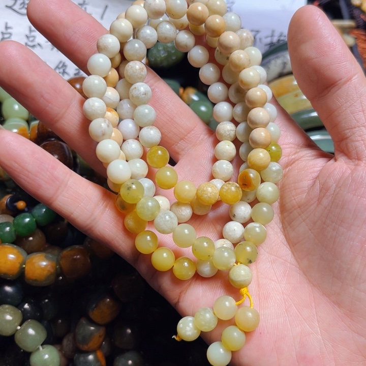蛇纹石玉颈饰合金