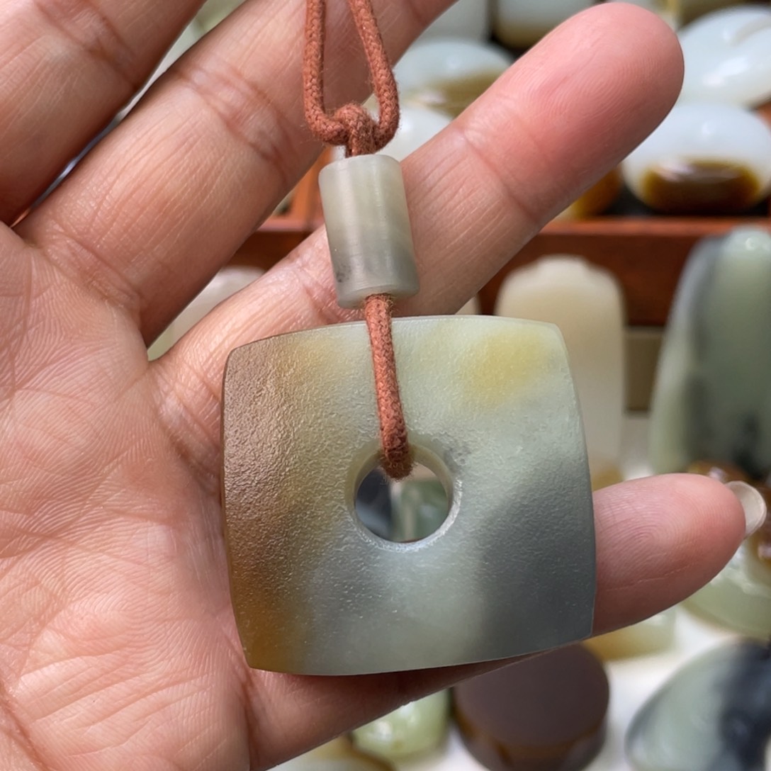 和田玉颈饰未镶嵌