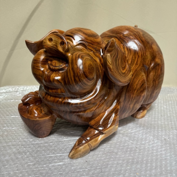 福猪香樟木整木雕刻