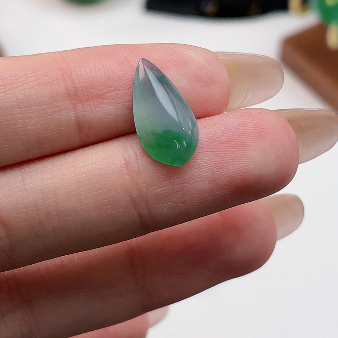 翡翠未镶嵌颈饰飘花