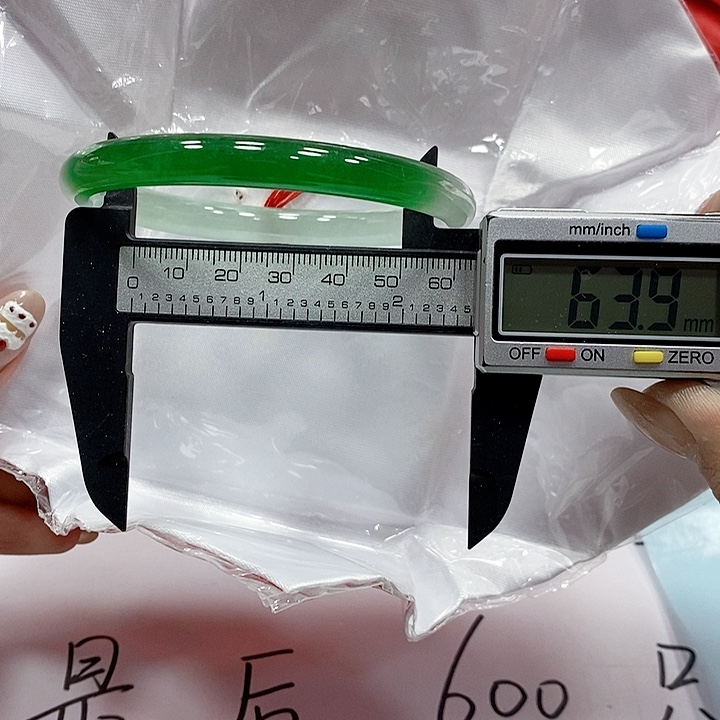 高***枝翡翠手镯未镶嵌215。