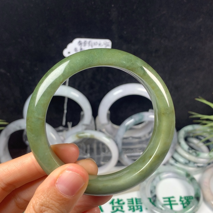 翡翠未镶嵌手镯57号。 55.9圈