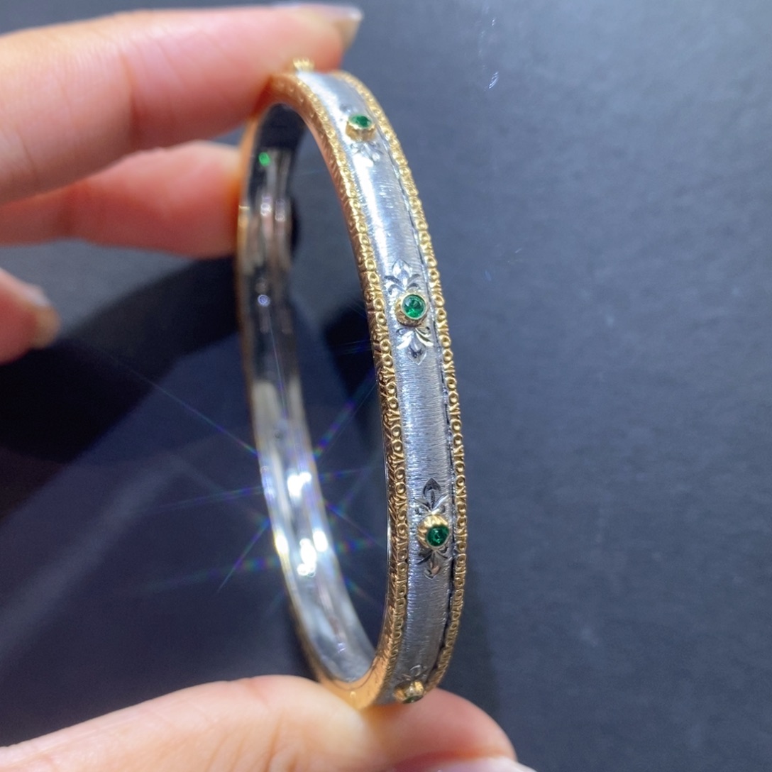 18K金镶嵌手镯钻石k黄k白祖母绿雕花手镯