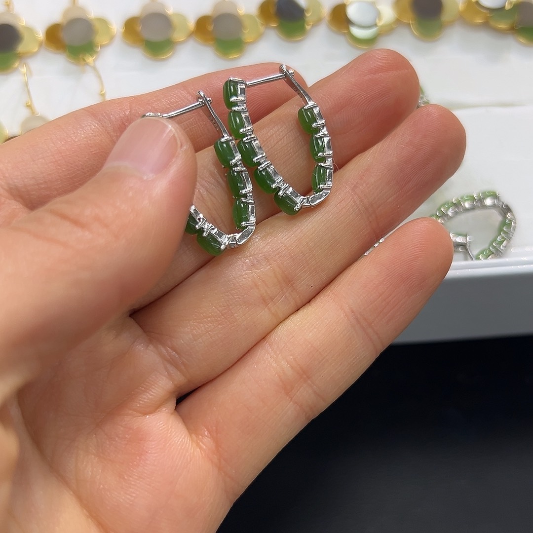 细***月和田玉银S925镶嵌耳饰