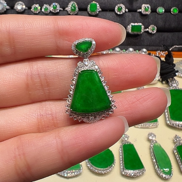 翡翠颈饰18K金镶嵌吊坠