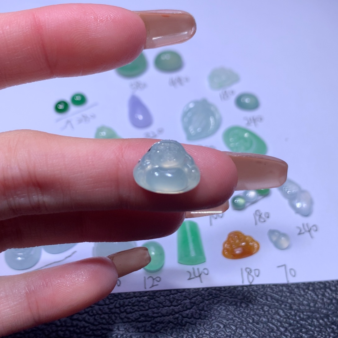 翡翠颈饰未镶嵌佛公