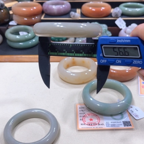 未镶嵌手镯石英质玉