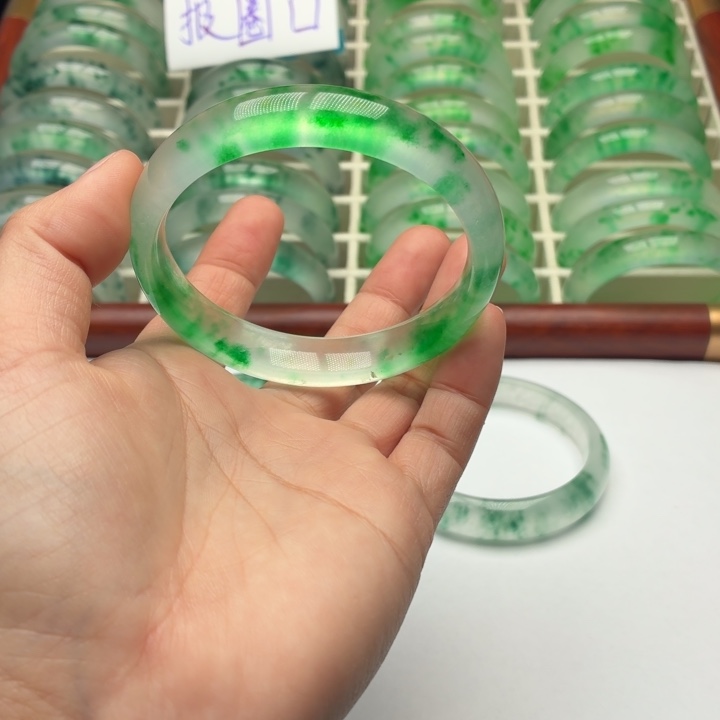 彩***蝶石英质玉未镶嵌手镯