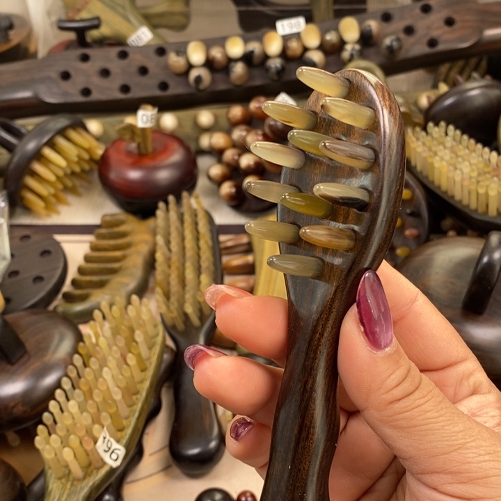 紫光檀12齿羊角按摩梳微瑕疵一个