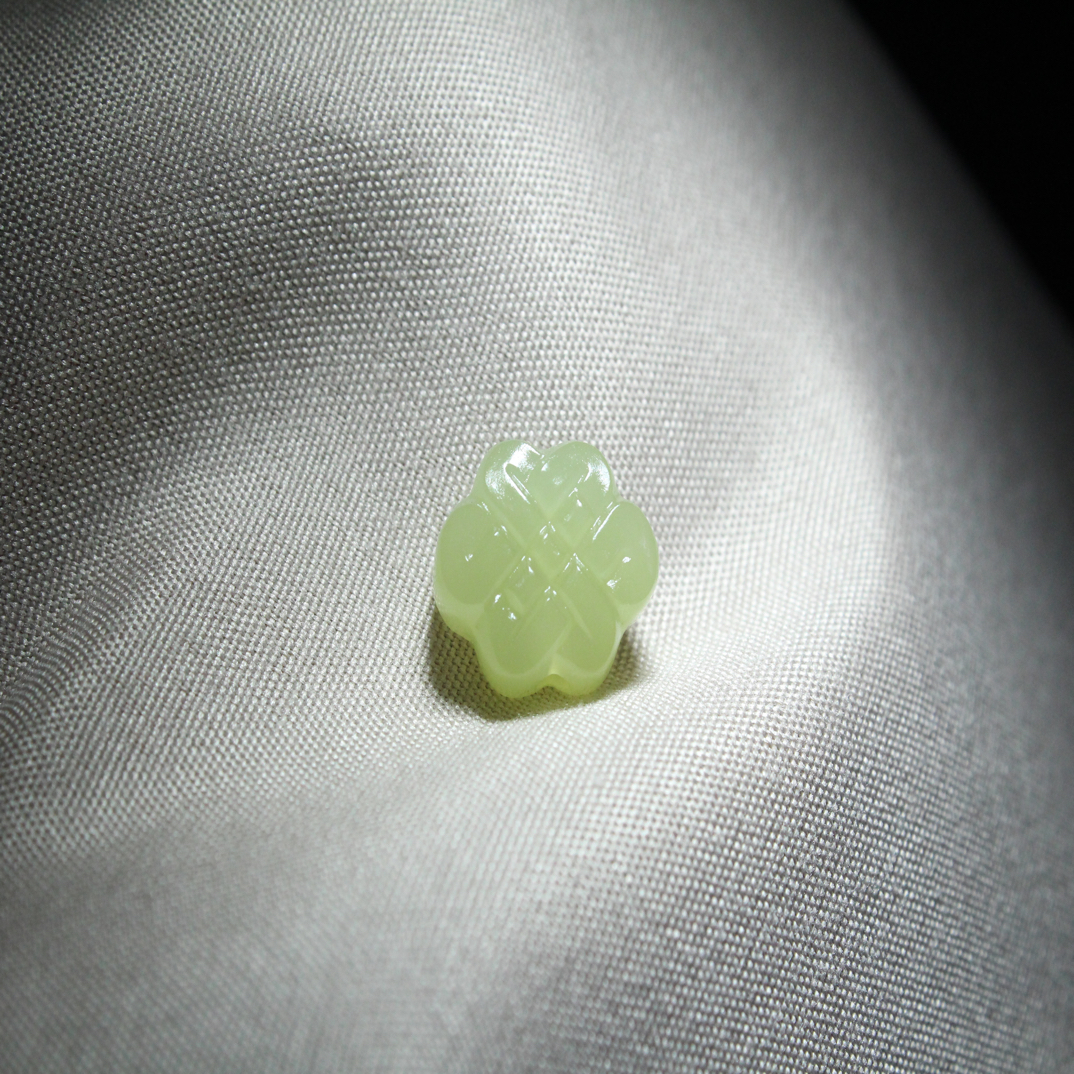 天然和田玉黄口玉中国结珠串配饰 尺寸：14/11.5/6.8mm.重量：1.85g