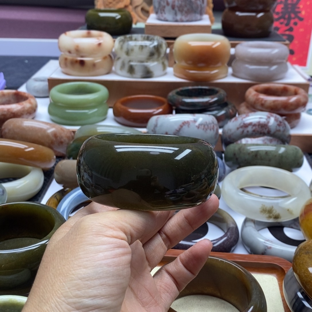 石英质玉未镶嵌手镯茜*