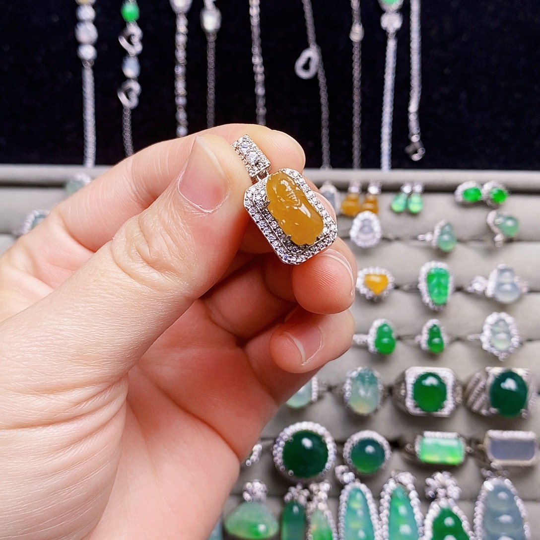 翡翠银S925镶嵌颈饰貔貅