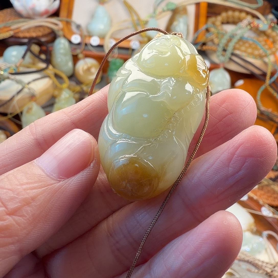 l***m和田玉未镶嵌颈饰