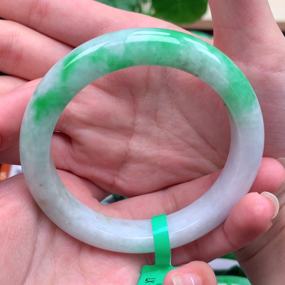 翡翠手镯未镶嵌翡翠