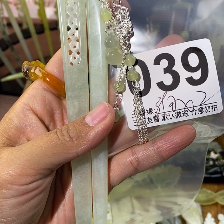 一***行蛇纹石玉未镶嵌发饰