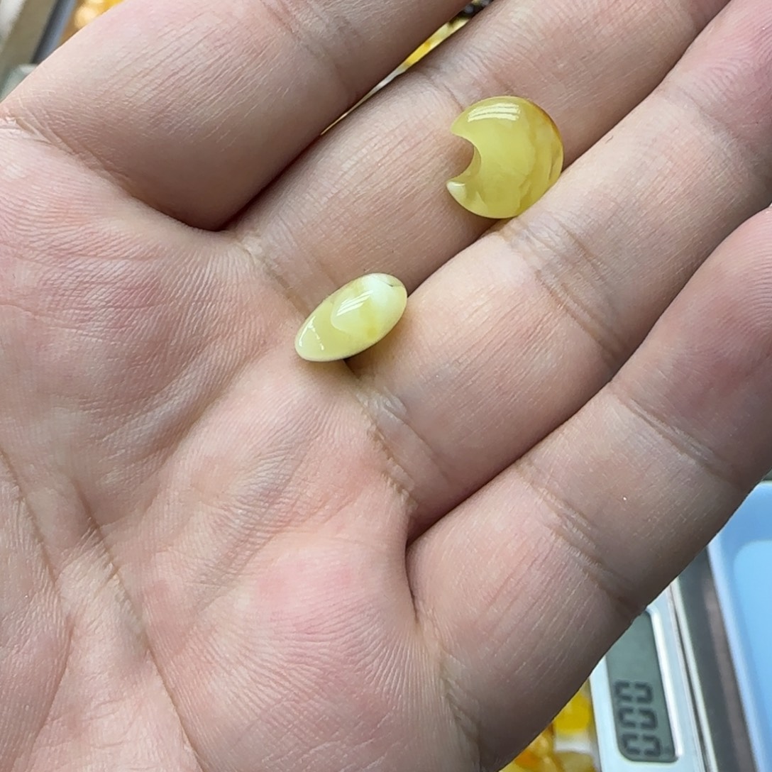 琥珀未镶嵌裸石1.11克有瑕