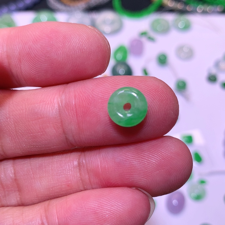 翡翠手镯未镶嵌甜甜圈