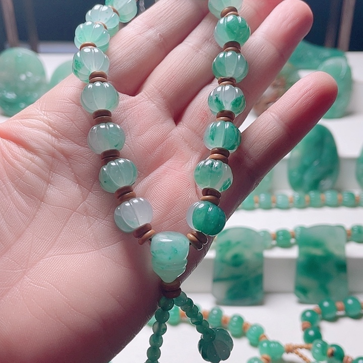 风***淡石英质玉未镶嵌颈饰