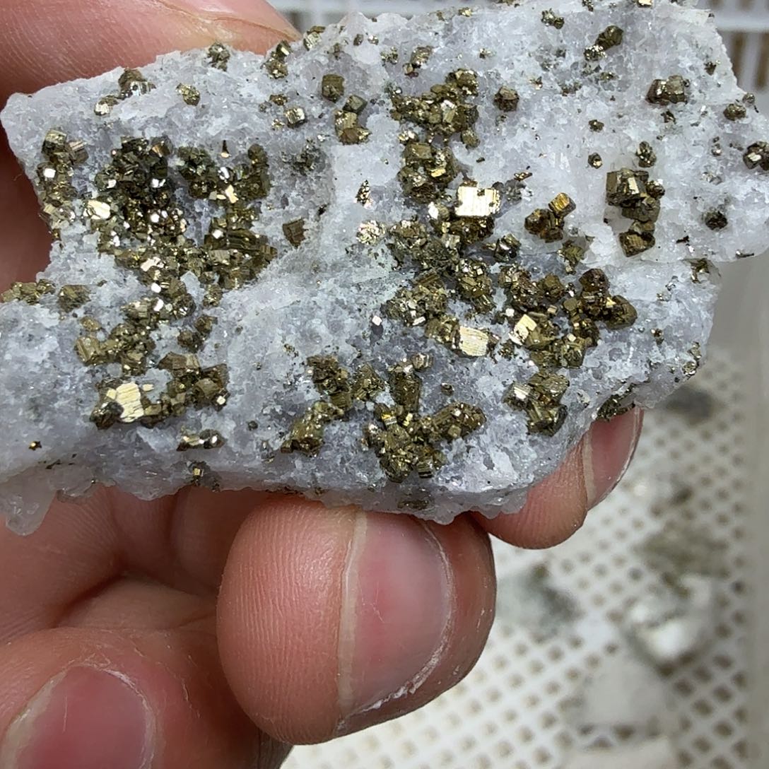 石材江西白水晶共生黄铁