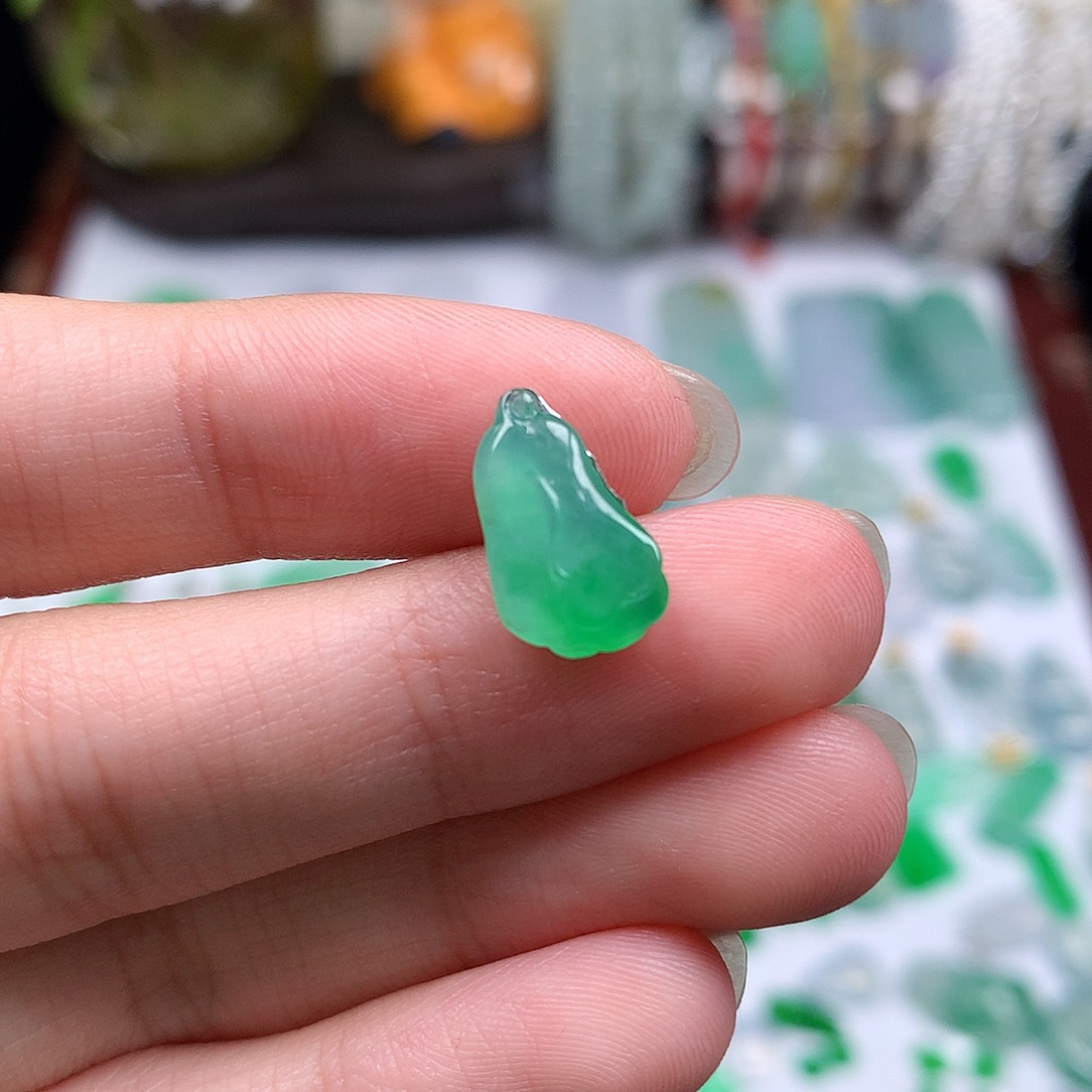 翡翠裸石缅甸天然A货翡翠阳绿白菜