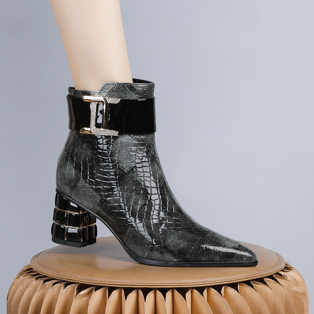 妮彩诗2023冬季欧美漆皮金属扣尖头粗跟女靴气质百搭短靴女8006