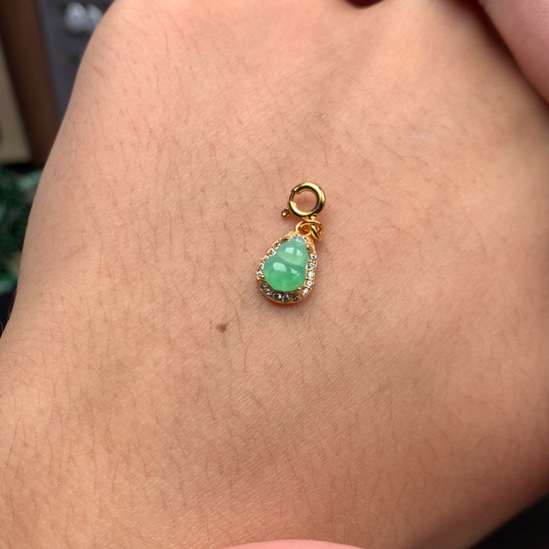 翡翠未镶嵌颈饰你是