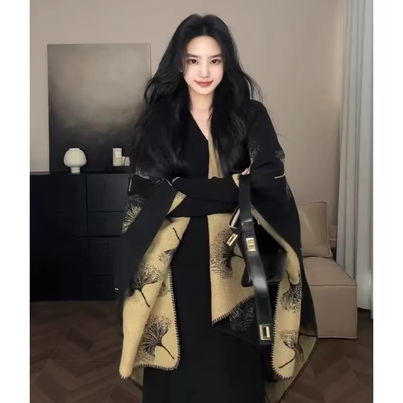 显瘦动物四季通用银杏叶保暖披肩气质百搭双面网红