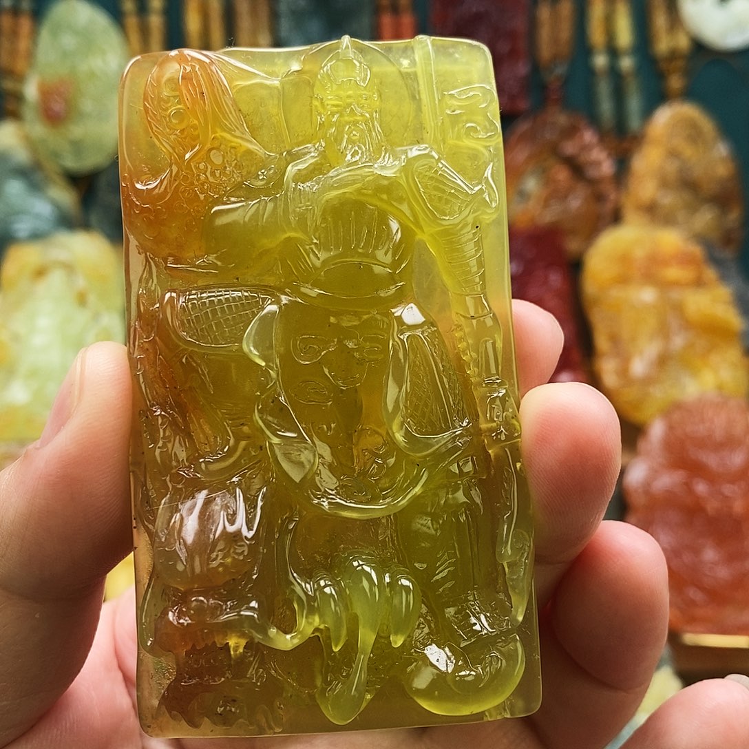 蛇纹石玉未镶嵌颈饰关公
