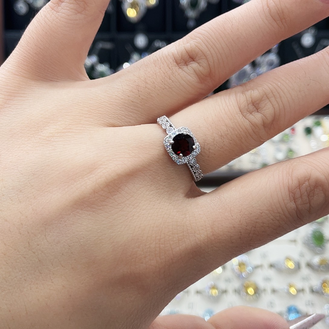 歡***石榴石银S925镶嵌戒指