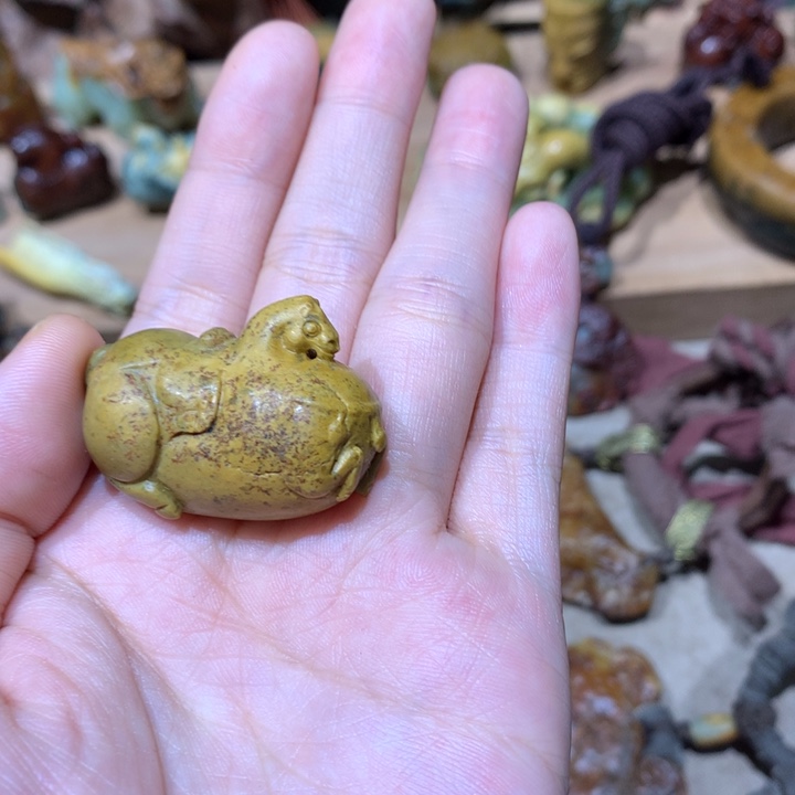 未镶嵌岫岩河磨玉（透闪石质玉）挂件