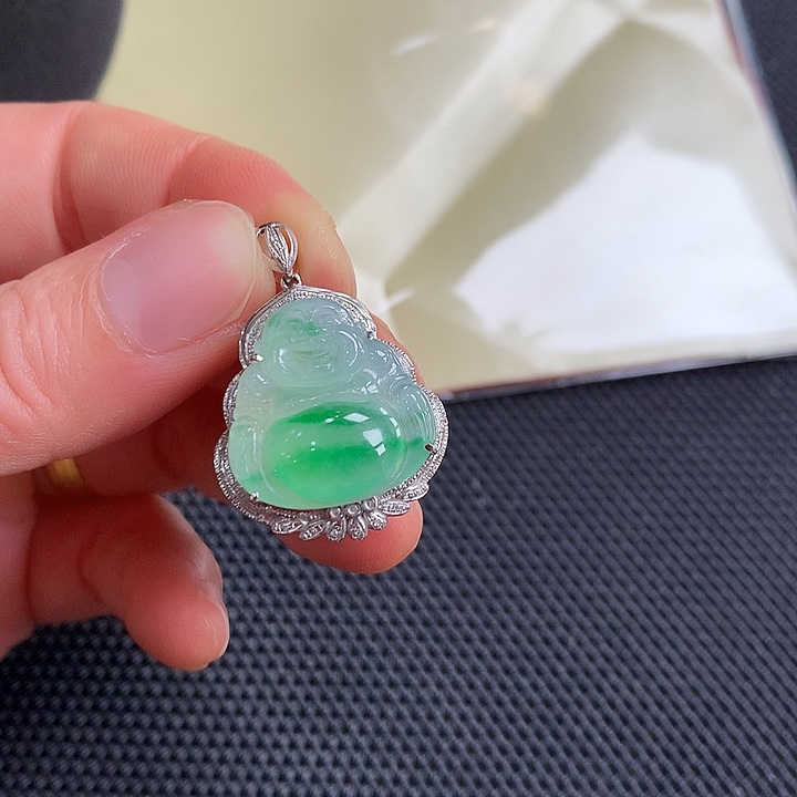 翡翠18K金镶嵌颈饰佛公