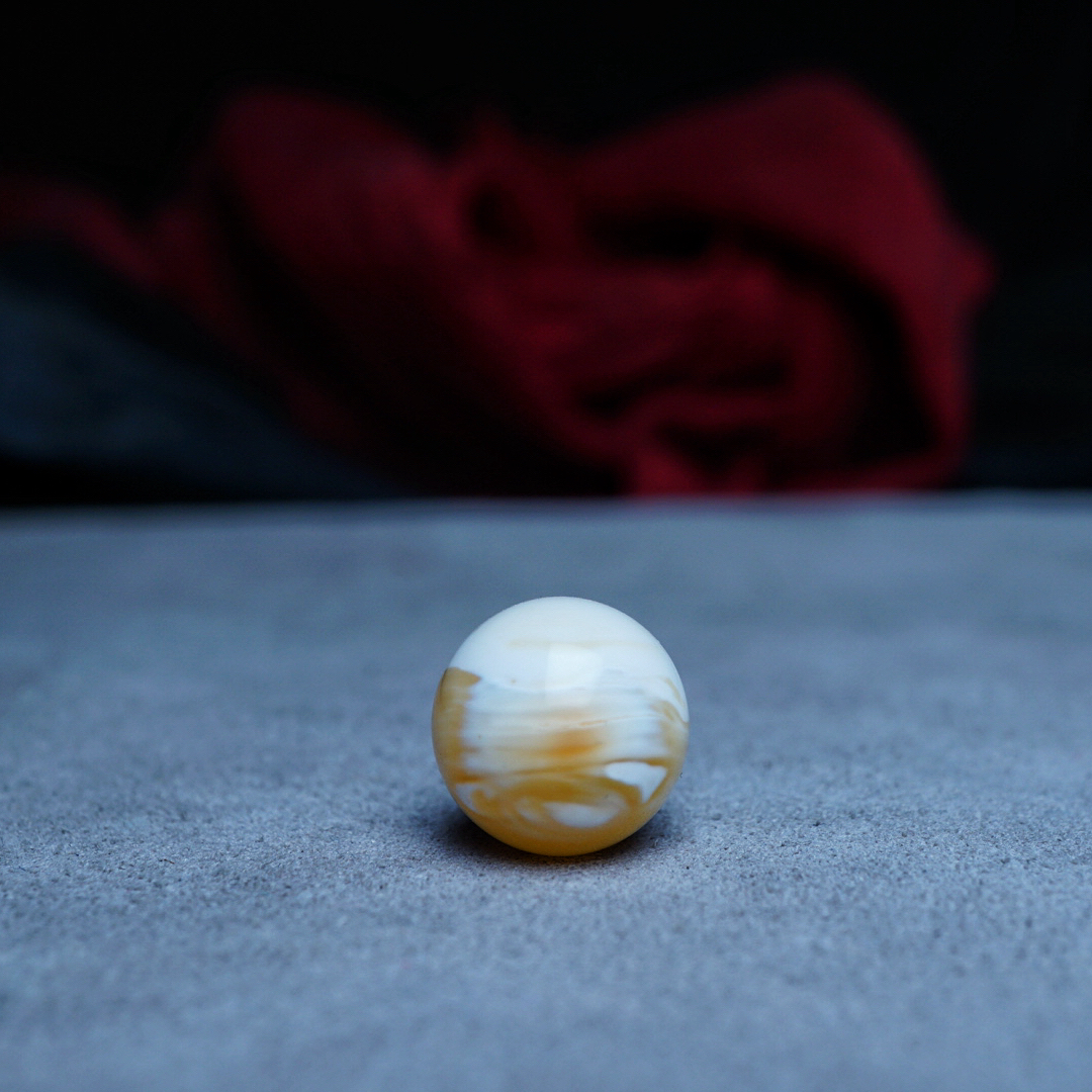 【段掌柜·13.8mm拉丝妖花金漆瓷白瑕疵款】天然原矿琥珀蜜蜡圆珠
