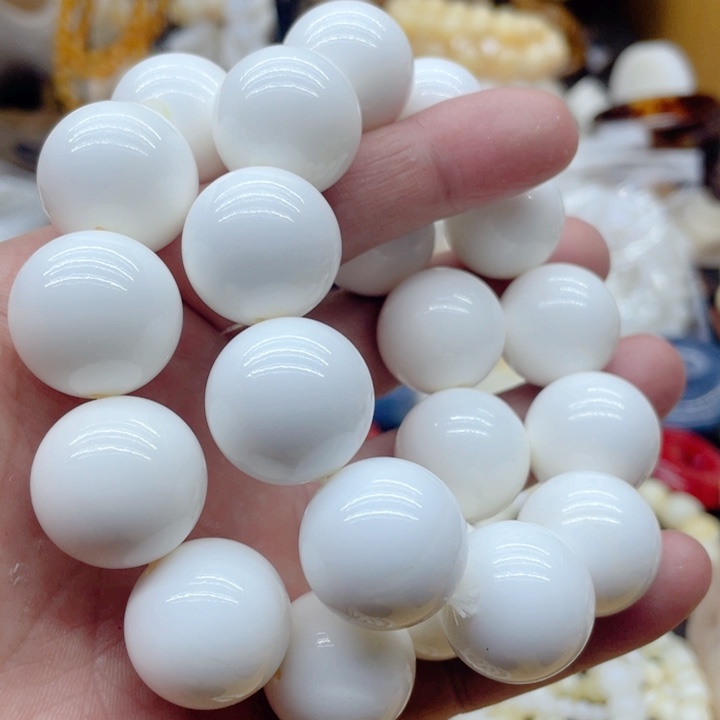 贝壳贝壳蛋糕和草莓巧克力面包